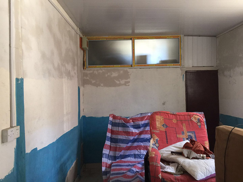 舊房墻面翻新裝修：在墻面翻新前，需要先將舊漆面鏟除干凈，之后在進行打磨，將墻面的浮沉雜物都清理干凈。如果墻面有凹凸不平的情況，要先用膩子修補，如果墻面出現(xiàn)空鼓的現(xiàn)象，也要將整面的墻皮進行鏟除，在做后續(xù)的處理?；鶎幼鐾旰螅枰獙⑹┕^(qū)域的家具物件移除，避免在翻新過程中，使家具受到損傷。在刮膩子之前，先用尺子檢測一下墻面的平整度，在施工時，對不平整的地方進行多次涂刮，修補好不平整的區(qū)域。一般膩子刮兩遍即可，每次膩子刮完后要進行打磨，可以讓墻面更加光滑。膩子干透后，再對墻面進行油漆涂刷，底漆要先刷，施工力度要均勻，這樣漆膜厚度也相對一致，然后開始面漆施工，一定要讓漆面自然干透。墻面翻新后都會有一些刺鼻的有害氣體，所以在施工完成后，要及時把窗戶打開通風，讓室內(nèi)空氣流通，同時也可以加快墻面的干燥。