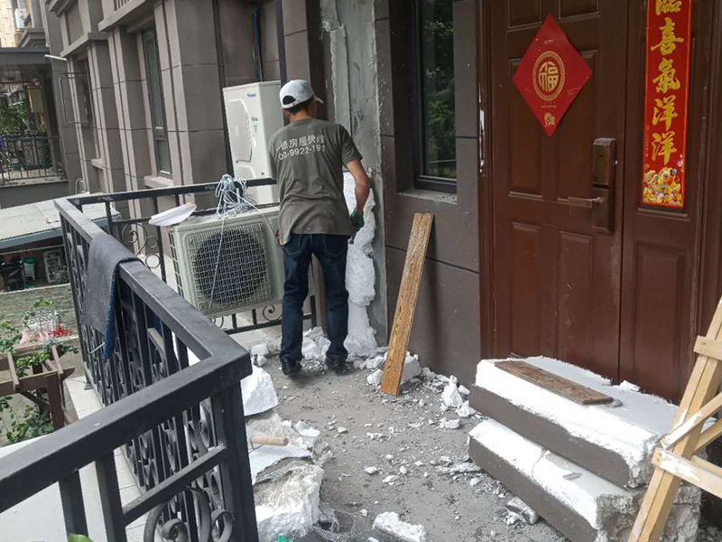 入戶門外墻翻新：1、一般來講，舊墻面由于使用時間長久，所以常常會出現(xiàn)開裂或破損的跡象，這時為了翻新效果更佳，一定要將舊墻面上的乳膠漆和膩子層刮除干凈，另外墻面的底漆一定要做好，否則后期容易出現(xiàn)發(fā)霉、變色等現(xiàn)象，同時若是舊墻過于光滑，還需打磨處理，以便于涂料和墻體的粘結(jié)。 2、在操作時，還需注意墻面的色差問題，若不是整屋施工，而只是部分墻面修補的話，更要注意避免產(chǎn)生色彩，所以在進行舊墻翻新前，必須嚴謹選擇色調(diào)，并一次性準備好足夠材料，這樣才能最大程度避免產(chǎn)生色差。 3、為了保證身心的健康，在質(zhì)料的選用上應(yīng)當慎重一些，比方說可選擇目前較為潮流的環(huán)保涂料，它已經(jīng)成為很多家庭的普遍選擇，相信在未來的中國，環(huán)保涂料是家中裝修的必備物品，所以在進行舊墻翻新時，建議選擇環(huán)保涂料，不僅能夠保障室內(nèi)的環(huán)保問題，同時還能保障家人的健康。