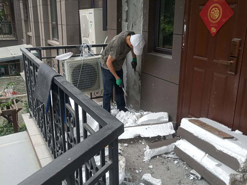 入戶門外墻翻新：1、一般來講，舊墻面由于使用時間長久，所以常常會出現(xiàn)開裂或破損的跡象，這時為了翻新效果更佳，一定要將舊墻面上的乳膠漆和膩子層刮除干凈，另外墻面的底漆一定要做好，否則后期容易出現(xiàn)發(fā)霉、變色等現(xiàn)象，同時若是舊墻過于光滑，還需打磨處理，以便于涂料和墻體的粘結(jié)。 2、在操作時，還需注意墻面的色差問題，若不是整屋施工，而只是部分墻面修補的話，更要注意避免產(chǎn)生色彩，所以在進行舊墻翻新前，必須嚴謹選擇色調(diào)，并一次性準備好足夠材料，這樣才能最大程度避免產(chǎn)生色差。 3、為了保證身心的健康，在質(zhì)料的選用上應(yīng)當慎重一些，比方說可選擇目前較為潮流的環(huán)保涂料，它已經(jīng)成為很多家庭的普遍選擇，相信在未來的中國，環(huán)保涂料是家中裝修的必備物品，所以在進行舊墻翻新時，建議選擇環(huán)保涂料，不僅能夠保障室內(nèi)的環(huán)保問題，同時還能保障家人的健康。