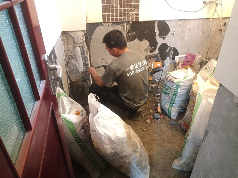 衛(wèi)生間改造裝修：既然是改造，肯定是對衛(wèi)生間的格局或是衛(wèi)浴設(shè)施、地磚、墻磚等地方不滿意，但在改造之前你需要將這些不滿意的地方進(jìn)行拆除，且拆除之后的垃圾也要及時(shí)清理，避免阻礙施工進(jìn)程。將不需要或是不滿意的地方進(jìn)行拆除后，留下的成品需要進(jìn)行施工保護(hù)，防止磕碰到，還可防止被上面的重物或是棱角碰壞。水電改造可謂是改造衛(wèi)生間的重點(diǎn)，衛(wèi)生間原有的水電路管線往往有許多不合理的布局，所以在改造過程中要對原有的水電路進(jìn)行徹查，看是否存在銹蝕、老化等情況，若有，則需要更換新的電路、水路，如果線路良好，且沒有多大的問題，則只需要添加刪減線路就可以了。同時(shí)在改造的時(shí)候最好能做到以后維修和保養(yǎng)都比較方便，然后將其做好隱蔽處理。做好防水處理也是衛(wèi)生間改造的重要一步。因?yàn)樾l(wèi)生間的水、水蒸氣極其常見，防水做不好極易導(dǎo)致墻面潮濕、發(fā)霉，電路出現(xiàn)問題等的情況。衛(wèi)生間墻面上要做大約30厘米的防水涂料，以防積水浸透墻面，且要保證涂刷厚度均勻，還需要處理好地面和墻面交界處的各類管件的涂刷。