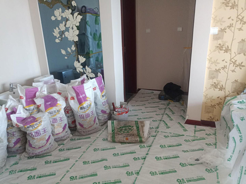 衛(wèi)生間改造裝修：既然是改造，肯定是對衛(wèi)生間的格局或是衛(wèi)浴設(shè)施、地磚、墻磚等地方不滿意，但在改造之前你需要將這些不滿意的地方進(jìn)行拆除，且拆除之后的垃圾也要及時(shí)清理，避免阻礙施工進(jìn)程。將不需要或是不滿意的地方進(jìn)行拆除后，留下的成品需要進(jìn)行施工保護(hù)，防止磕碰到，還可防止被上面的重物或是棱角碰壞。水電改造可謂是改造衛(wèi)生間的重點(diǎn)，衛(wèi)生間原有的水電路管線往往有許多不合理的布局，所以在改造過程中要對原有的水電路進(jìn)行徹查，看是否存在銹蝕、老化等情況，若有，則需要更換新的電路、水路，如果線路良好，且沒有多大的問題，則只需要添加刪減線路就可以了。同時(shí)在改造的時(shí)候最好能做到以后維修和保養(yǎng)都比較方便，然后將其做好隱蔽處理。做好防水處理也是衛(wèi)生間改造的重要一步。因?yàn)樾l(wèi)生間的水、水蒸氣極其常見，防水做不好極易導(dǎo)致墻面潮濕、發(fā)霉，電路出現(xiàn)問題等的情況。衛(wèi)生間墻面上要做大約30厘米的防水涂料，以防積水浸透墻面，且要保證涂刷厚度均勻，還需要處理好地面和墻面交界處的各類管件的涂刷。