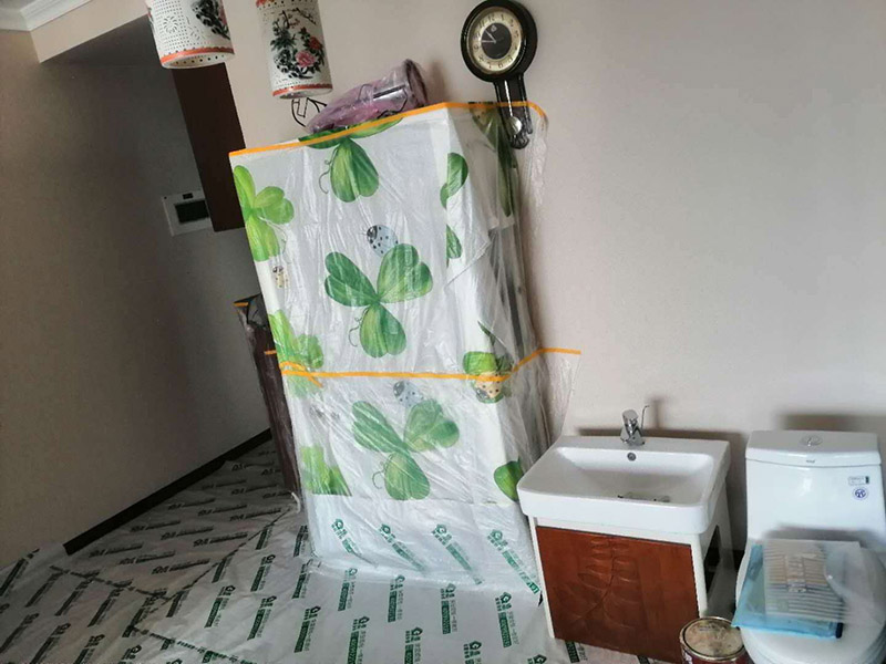 衛(wèi)生間改造裝修：既然是改造，肯定是對衛(wèi)生間的格局或是衛(wèi)浴設(shè)施、地磚、墻磚等地方不滿意，但在改造之前你需要將這些不滿意的地方進(jìn)行拆除，且拆除之后的垃圾也要及時(shí)清理，避免阻礙施工進(jìn)程。將不需要或是不滿意的地方進(jìn)行拆除后，留下的成品需要進(jìn)行施工保護(hù)，防止磕碰到，還可防止被上面的重物或是棱角碰壞。水電改造可謂是改造衛(wèi)生間的重點(diǎn)，衛(wèi)生間原有的水電路管線往往有許多不合理的布局，所以在改造過程中要對原有的水電路進(jìn)行徹查，看是否存在銹蝕、老化等情況，若有，則需要更換新的電路、水路，如果線路良好，且沒有多大的問題，則只需要添加刪減線路就可以了。同時(shí)在改造的時(shí)候最好能做到以后維修和保養(yǎng)都比較方便，然后將其做好隱蔽處理。做好防水處理也是衛(wèi)生間改造的重要一步。因?yàn)樾l(wèi)生間的水、水蒸氣極其常見，防水做不好極易導(dǎo)致墻面潮濕、發(fā)霉，電路出現(xiàn)問題等的情況。衛(wèi)生間墻面上要做大約30厘米的防水涂料，以防積水浸透墻面，且要保證涂刷厚度均勻，還需要處理好地面和墻面交界處的各類管件的涂刷。