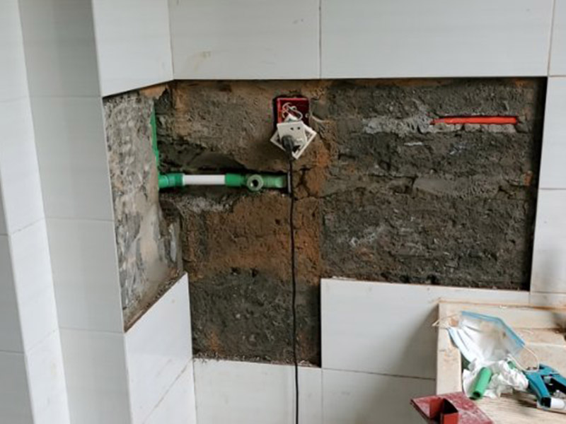 墻內(nèi)水管維修：首先，我們發(fā)現(xiàn)漏水，應(yīng)第一時間關(guān)掉自家的供水閥門，讓漏水帶來的影響盡可能的縮小。 然后我們需要找到水管漏水的地方，最常使用的方法是水管打壓法。此方法需要將冷熱水管用軟管連接在一起使冷熱水形成一個圈，總閥門關(guān)閉，所有出水口只留一個口接上試壓器，其余關(guān)閉，這時試壓器的指針讀數(shù)為0。 搖動測壓桿至指針讀數(shù)到0.9-1.0之間，此時的水壓應(yīng)為正常水壓的3-6倍。然后需要等待一定時間，不同管材需要的時間不一樣，但最少也需要半個小時。此時查看壓力值，如果降幅不超過0.5個壓，就沒有漏水。如果有漏點，壓力就會下降較多。 找到了漏水點，我們就要對漏水的管道進行維修或更換。首先要鑿開對應(yīng)墻面，此過程中要注意對地板家居的保護。然后清理干凈管道上的殘渣，進行換新，連接好后要用防水膠對管道進行防水處理。