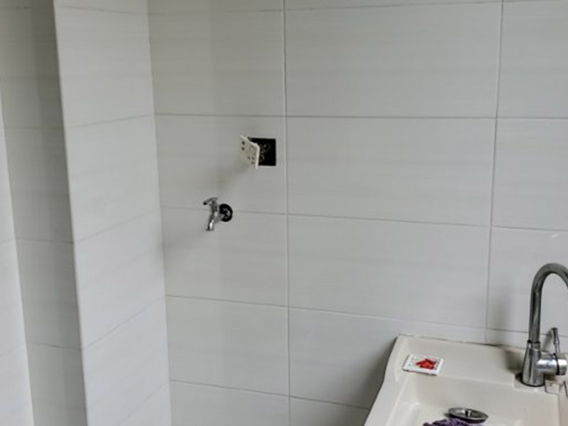 墻內(nèi)水管維修：首先，我們發(fā)現(xiàn)漏水，應(yīng)第一時間關(guān)掉自家的供水閥門，讓漏水帶來的影響盡可能的縮小。 然后我們需要找到水管漏水的地方，最常使用的方法是水管打壓法。此方法需要將冷熱水管用軟管連接在一起使冷熱水形成一個圈，總閥門關(guān)閉，所有出水口只留一個口接上試壓器，其余關(guān)閉，這時試壓器的指針讀數(shù)為0。 搖動測壓桿至指針讀數(shù)到0.9-1.0之間，此時的水壓應(yīng)為正常水壓的3-6倍。然后需要等待一定時間，不同管材需要的時間不一樣，但最少也需要半個小時。此時查看壓力值，如果降幅不超過0.5個壓，就沒有漏水。如果有漏點，壓力就會下降較多。 找到了漏水點，我們就要對漏水的管道進行維修或更換。首先要鑿開對應(yīng)墻面，此過程中要注意對地板家居的保護。然后清理干凈管道上的殘渣，進行換新，連接好后要用防水膠對管道進行防水處理。