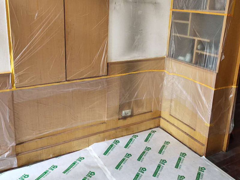 家具成品保護(hù)：1、做好入戶門保護(hù) 　　各類裝修物料的進(jìn)場、建筑裝修的清理都必須經(jīng)過入戶門。在對物品進(jìn)行搬運(yùn)時，難免會與入戶門發(fā)生磕碰及摩擦。因此，在進(jìn)行成品保護(hù)時，我們首先要做好入戶門的保護(hù)。 　　建議，在裝修開工前知道家具家電進(jìn)場，都應(yīng)當(dāng)使用成品保護(hù)膜將入戶門進(jìn)行包裹。 　　2、做好水電改造期間的成品保護(hù) 　　水電改造是基礎(chǔ)裝修，水電裝修的質(zhì)量好壞，直接決定著后期的施工和使用。因此，在進(jìn)行水電改造時，同樣需要做好成品保護(hù)工作。水電改造完成后，應(yīng)當(dāng)對各種管線進(jìn)行規(guī)范的固定，以防脫落;對裸露的線頭要進(jìn)行包裹，以防發(fā)生觸電的危險;做好地面裸線管的固定和保護(hù)，防止被踩壞。同時，在搬運(yùn)物料時，也不要破壞地面鋪設(shè)的管線。 　　3、做好瓷磚、地板的鋪貼保護(hù) 　　進(jìn)行裝修施工時，磁環(huán)邊鋪邊勾縫，在崗鋪設(shè)的瓷磚、地板上堆放雜物、走動踩踏，地板沒有使用成品保護(hù)膜覆蓋等都會影響瓷磚及地板的鋪貼效果，使瓷磚出現(xiàn)施工質(zhì)量問題。