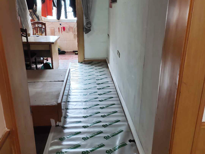 家具成品保護(hù)：1、做好入戶門保護(hù) 　　各類裝修物料的進(jìn)場、建筑裝修的清理都必須經(jīng)過入戶門。在對物品進(jìn)行搬運(yùn)時，難免會與入戶門發(fā)生磕碰及摩擦。因此，在進(jìn)行成品保護(hù)時，我們首先要做好入戶門的保護(hù)。 　　建議，在裝修開工前知道家具家電進(jìn)場，都應(yīng)當(dāng)使用成品保護(hù)膜將入戶門進(jìn)行包裹。 　　2、做好水電改造期間的成品保護(hù) 　　水電改造是基礎(chǔ)裝修，水電裝修的質(zhì)量好壞，直接決定著后期的施工和使用。因此，在進(jìn)行水電改造時，同樣需要做好成品保護(hù)工作。水電改造完成后，應(yīng)當(dāng)對各種管線進(jìn)行規(guī)范的固定，以防脫落;對裸露的線頭要進(jìn)行包裹，以防發(fā)生觸電的危險;做好地面裸線管的固定和保護(hù)，防止被踩壞。同時，在搬運(yùn)物料時，也不要破壞地面鋪設(shè)的管線。 　　3、做好瓷磚、地板的鋪貼保護(hù) 　　進(jìn)行裝修施工時，磁環(huán)邊鋪邊勾縫，在崗鋪設(shè)的瓷磚、地板上堆放雜物、走動踩踏，地板沒有使用成品保護(hù)膜覆蓋等都會影響瓷磚及地板的鋪貼效果，使瓷磚出現(xiàn)施工質(zhì)量問題。