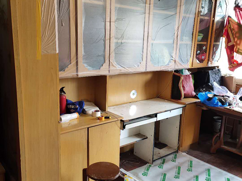 家具成品保護(hù)：1、做好入戶門保護(hù) 　　各類裝修物料的進(jìn)場、建筑裝修的清理都必須經(jīng)過入戶門。在對物品進(jìn)行搬運(yùn)時，難免會與入戶門發(fā)生磕碰及摩擦。因此，在進(jìn)行成品保護(hù)時，我們首先要做好入戶門的保護(hù)。 　　建議，在裝修開工前知道家具家電進(jìn)場，都應(yīng)當(dāng)使用成品保護(hù)膜將入戶門進(jìn)行包裹。 　　2、做好水電改造期間的成品保護(hù) 　　水電改造是基礎(chǔ)裝修，水電裝修的質(zhì)量好壞，直接決定著后期的施工和使用。因此，在進(jìn)行水電改造時，同樣需要做好成品保護(hù)工作。水電改造完成后，應(yīng)當(dāng)對各種管線進(jìn)行規(guī)范的固定，以防脫落;對裸露的線頭要進(jìn)行包裹，以防發(fā)生觸電的危險;做好地面裸線管的固定和保護(hù)，防止被踩壞。同時，在搬運(yùn)物料時，也不要破壞地面鋪設(shè)的管線。 　　3、做好瓷磚、地板的鋪貼保護(hù) 　　進(jìn)行裝修施工時，磁環(huán)邊鋪邊勾縫，在崗鋪設(shè)的瓷磚、地板上堆放雜物、走動踩踏，地板沒有使用成品保護(hù)膜覆蓋等都會影響瓷磚及地板的鋪貼效果，使瓷磚出現(xiàn)施工質(zhì)量問題。