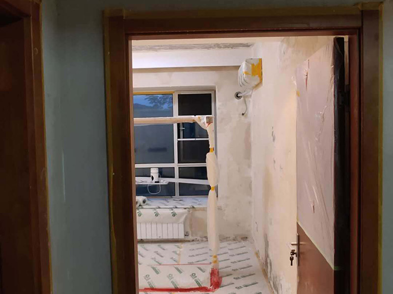 墻面改造翻新：在舊墻面上重新刷乳膠漆之前，一般先要對(duì)舊墻上的油污、浮灰、空鼓或裂紋等做處理，清除浮灰，鏟除起砂翹皮等部位，對(duì)油污的部位，應(yīng)先將原有涂層鏟除，不能鏟除應(yīng)徹底清洗干凈，墻面清理完畢，在用膩?zhàn)优蝺傻馈?盡量用較細(xì)的砂紙，通常質(zhì)地較松軟的膩?zhàn)佑?00-500號(hào)的砂紙，質(zhì)地較硬的用360-400號(hào)為佳，假如砂紙?zhí)值脑挄?huì)留下很深的砂痕，刷漆是掩蓋不掉的。打磨結(jié)束必定。上完底漆后，可以明顯看到膩?zhàn)哟蚰ネ戤吅筮€留有一些坑眼，這時(shí)候就需要修補(bǔ)了，修補(bǔ)時(shí)一定要打磨平整，再用稍微多加一點(diǎn)水的底漆刷一遍，以免刷面漆的時(shí)候因?yàn)榕c其它墻面吃水量不同而有色差。上面漆時(shí)要選擇好的滾筒，注意滾筒的毛不要太短，但一定要細(xì)，漆不要加過量的水，過量的水會(huì)影響漆膜厚度、手感和硬度。涂刷的時(shí)候要注意墻角、每滾中間接茬部分和收漆方向，確保刷出來的漆膜手感細(xì)膩。 乳膠漆涂刷完以后4個(gè)小時(shí)就會(huì)干燥，但干燥的漆膜還沒有達(dá)到必定的硬度，這就要護(hù)理，很簡(jiǎn)單，7-10天以內(nèi)不要有擦拭或任何觸摸墻面的行為即可。