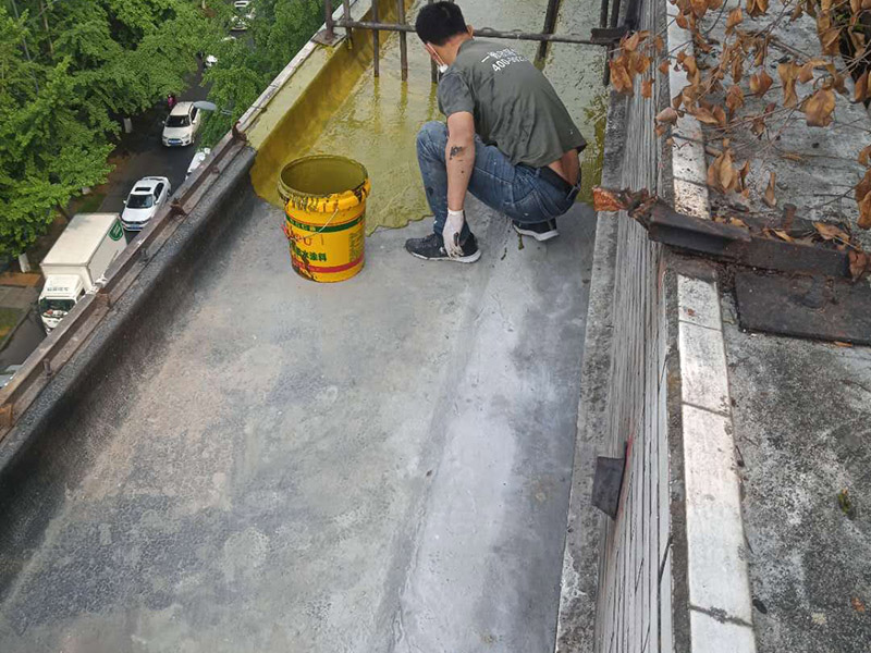 露臺防水維修：陽臺防水層由于暴露在大自然中，受到炎熱日光的暴曬，狂風的吹襲，雨雪的侵蝕，嚴寒酷暑的溫度折磨，沒有優(yōu)良的性能和良好的保護措施，難以達到要求的耐久年限。所以應選擇抗拉強度高、延伸率大、耐老化好的防水材料。 在大雨天和臺風時，當雨量大于地漏的排水能力時，就有可能陽臺地面形成積水，當水量太大時，就有可能漫過推拉門的防水框從而進入室內(nèi)。因此，在選擇陽臺地漏的時候，較好選擇排水量較大，排水順暢的地漏。 未封閉的陽臺遇到暴雨會大量進水，為避免雨水泛入室內(nèi)，所以地面裝修時要考慮水平傾斜度，保證水能流向排水孔，不能讓水對著房間流。陽臺地面應低于室內(nèi)樓層地面30&mdash;&mdash;60毫米，向排水方向作平緩斜坡，外緣設擋水邊坎，將水導入雨水管排出。