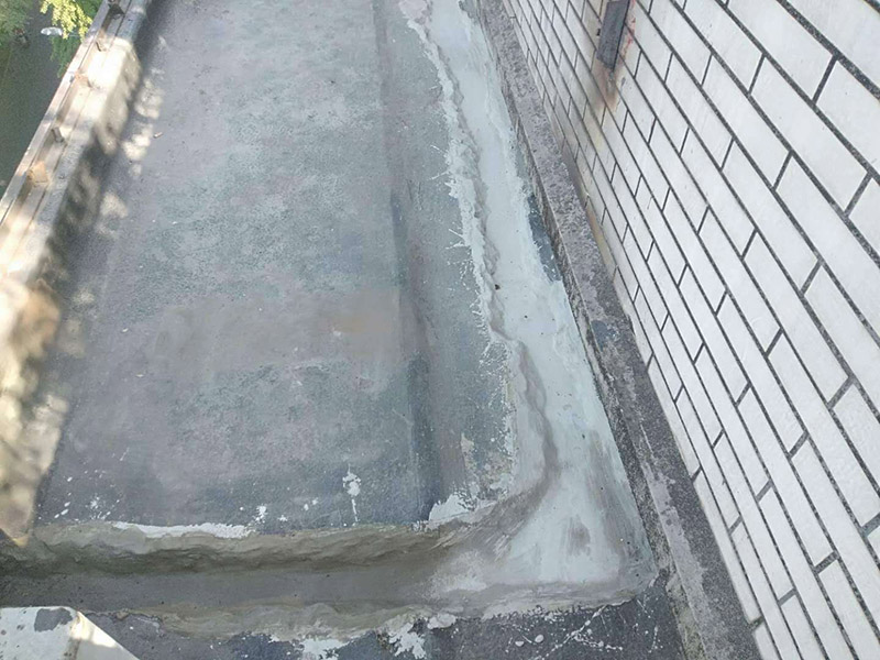 露臺防水維修：陽臺防水層由于暴露在大自然中，受到炎熱日光的暴曬，狂風的吹襲，雨雪的侵蝕，嚴寒酷暑的溫度折磨，沒有優(yōu)良的性能和良好的保護措施，難以達到要求的耐久年限。所以應選擇抗拉強度高、延伸率大、耐老化好的防水材料。 在大雨天和臺風時，當雨量大于地漏的排水能力時，就有可能陽臺地面形成積水，當水量太大時，就有可能漫過推拉門的防水框從而進入室內(nèi)。因此，在選擇陽臺地漏的時候，較好選擇排水量較大，排水順暢的地漏。 未封閉的陽臺遇到暴雨會大量進水，為避免雨水泛入室內(nèi)，所以地面裝修時要考慮水平傾斜度，保證水能流向排水孔，不能讓水對著房間流。陽臺地面應低于室內(nèi)樓層地面30&mdash;&mdash;60毫米，向排水方向作平緩斜坡，外緣設擋水邊坎，將水導入雨水管排出。