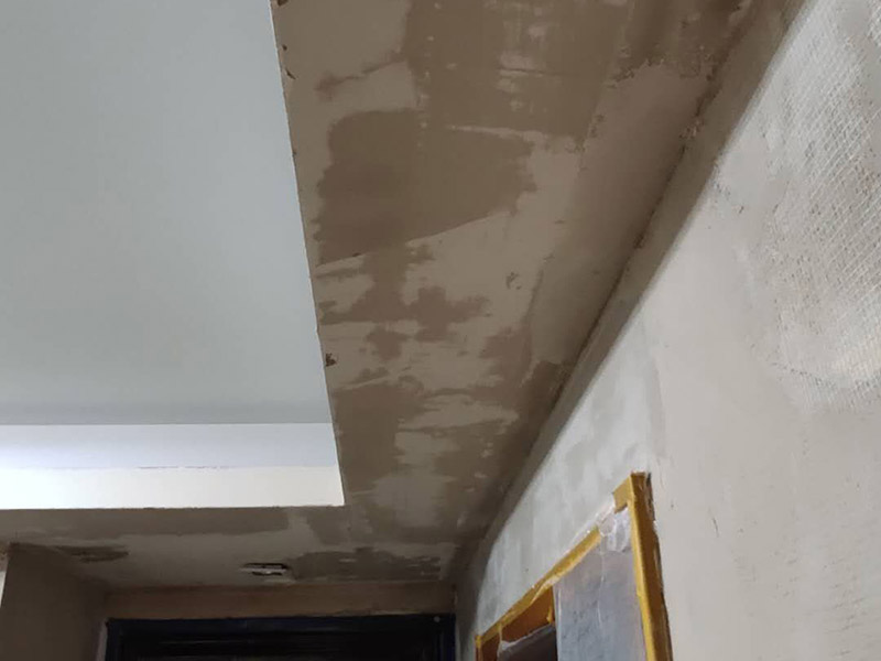 墻面改造翻新：在舊墻面上重新刷乳膠漆之前，一般先要對(duì)舊墻上的油污、浮灰、空鼓或裂紋等做處理，清除浮灰，鏟除起砂翹皮等部位，對(duì)油污的部位，應(yīng)先將原有涂層鏟除，不能鏟除應(yīng)徹底清洗干凈，墻面清理完畢，在用膩?zhàn)优蝺傻馈?盡量用較細(xì)的砂紙，通常質(zhì)地較松軟的膩?zhàn)佑?00-500號(hào)的砂紙，質(zhì)地較硬的用360-400號(hào)為佳，假如砂紙?zhí)值脑挄?huì)留下很深的砂痕，刷漆是掩蓋不掉的。打磨結(jié)束必定。上完底漆后，可以明顯看到膩?zhàn)哟蚰ネ戤吅筮€留有一些坑眼，這時(shí)候就需要修補(bǔ)了，修補(bǔ)時(shí)一定要打磨平整，再用稍微多加一點(diǎn)水的底漆刷一遍，以免刷面漆的時(shí)候因?yàn)榕c其它墻面吃水量不同而有色差。上面漆時(shí)要選擇好的滾筒，注意滾筒的毛不要太短，但一定要細(xì)，漆不要加過量的水，過量的水會(huì)影響漆膜厚度、手感和硬度。涂刷的時(shí)候要注意墻角、每滾中間接茬部分和收漆方向，確保刷出來的漆膜手感細(xì)膩。 乳膠漆涂刷完以后4個(gè)小時(shí)就會(huì)干燥，但干燥的漆膜還沒有達(dá)到必定的硬度，這就要護(hù)理，很簡(jiǎn)單，7-10天以內(nèi)不要有擦拭或任何觸摸墻面的行為即可。