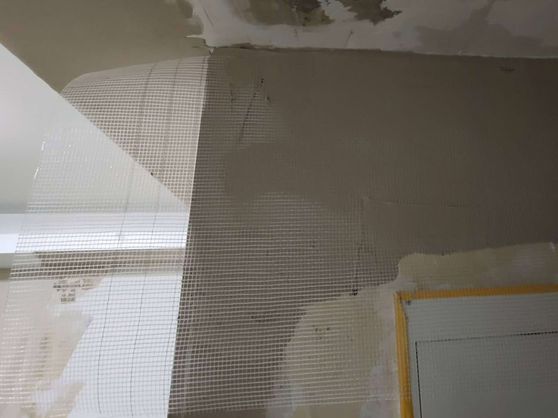 墻面改造翻新：在舊墻面上重新刷乳膠漆之前，一般先要對(duì)舊墻上的油污、浮灰、空鼓或裂紋等做處理，清除浮灰，鏟除起砂翹皮等部位，對(duì)油污的部位，應(yīng)先將原有涂層鏟除，不能鏟除應(yīng)徹底清洗干凈，墻面清理完畢，在用膩?zhàn)优蝺傻馈?盡量用較細(xì)的砂紙，通常質(zhì)地較松軟的膩?zhàn)佑?00-500號(hào)的砂紙，質(zhì)地較硬的用360-400號(hào)為佳，假如砂紙?zhí)值脑挄?huì)留下很深的砂痕，刷漆是掩蓋不掉的。打磨結(jié)束必定。上完底漆后，可以明顯看到膩?zhàn)哟蚰ネ戤吅筮€留有一些坑眼，這時(shí)候就需要修補(bǔ)了，修補(bǔ)時(shí)一定要打磨平整，再用稍微多加一點(diǎn)水的底漆刷一遍，以免刷面漆的時(shí)候因?yàn)榕c其它墻面吃水量不同而有色差。上面漆時(shí)要選擇好的滾筒，注意滾筒的毛不要太短，但一定要細(xì)，漆不要加過量的水，過量的水會(huì)影響漆膜厚度、手感和硬度。涂刷的時(shí)候要注意墻角、每滾中間接茬部分和收漆方向，確保刷出來的漆膜手感細(xì)膩。 乳膠漆涂刷完以后4個(gè)小時(shí)就會(huì)干燥，但干燥的漆膜還沒有達(dá)到必定的硬度，這就要護(hù)理，很簡(jiǎn)單，7-10天以內(nèi)不要有擦拭或任何觸摸墻面的行為即可。