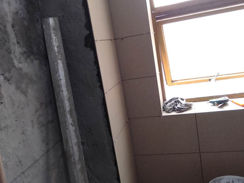 墻面貼磚施工：干鋪法是將沙子和水泥按照3：1的比例混合后兌少量的水，使水泥和沙子混合到可以用手攥成團(tuán)的黏稠度。將混合好的沙子水泥鋪在地面上，用一個(gè)平板把表面摸平。在瓷磚背面抹上黏稠度非常高的水泥，把瓷磚放到地面上，用橡皮錘敲實(shí)就完成了,主要用于地面瓷磚的鋪裝。 濕鋪法，是將沙子和水泥按照2：1的比例混合后兌水和好，水的量要多一些，使沙子和水泥的黏稠度高一些。然后涂抹到用水浸泡好的瓷磚背面貼到墻面上。濕鋪發(fā)主要應(yīng)用與墻面。