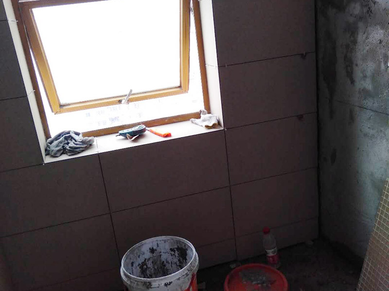 墻面貼磚施工：干鋪法是將沙子和水泥按照3：1的比例混合后兌少量的水，使水泥和沙子混合到可以用手攥成團(tuán)的黏稠度。將混合好的沙子水泥鋪在地面上，用一個(gè)平板把表面摸平。在瓷磚背面抹上黏稠度非常高的水泥，把瓷磚放到地面上，用橡皮錘敲實(shí)就完成了,主要用于地面瓷磚的鋪裝。 濕鋪法，是將沙子和水泥按照2：1的比例混合后兌水和好，水的量要多一些，使沙子和水泥的黏稠度高一些。然后涂抹到用水浸泡好的瓷磚背面貼到墻面上。濕鋪發(fā)主要應(yīng)用與墻面。