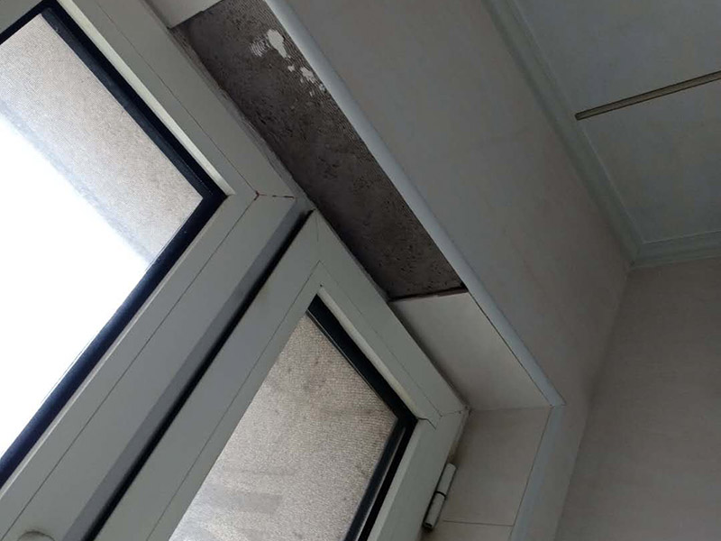 瓷磚局部修補：墻地面的瓷磚出現(xiàn)少量的局部空鼓，如在不影響櫥柜、鏡柜、花灑和熱水器等家具家電安裝穩(wěn)固的情況下，可以不予處理，但若是對安裝和日常生活造成影響，建議把這局部的瓷磚敲掉重新鋪貼。 建議拆下來重新鋪貼，此時鋪貼使用的粘合劑尤為重要，若瓷磚面積較小，可以用益膠泥，它比水泥粘著性更強;單塊瓷磚粘貼在平坦平面上，可以使用瓷磚膠/瓷磚粘貼劑，若是小面積范圍的多片瓷磚，建議使用益膠泥比使用水泥更為恰當。 若沙漿連同瓷磚一起掉落，要先在原基礎面上輕輕鑿些毛坑后，再拌有107膠的沙漿重新鑲貼，在基礎面上刷一層后將脫落的瓷磚壓上去，直至沙漿硬化。需要注意的是，若瓷磚僅是局部脫落，千萬不可用力敲打基礎面上的沙漿，以防震松周圍原本牢固的瓷磚。