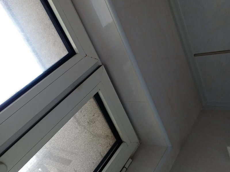 瓷磚局部修補：墻地面的瓷磚出現(xiàn)少量的局部空鼓，如在不影響櫥柜、鏡柜、花灑和熱水器等家具家電安裝穩(wěn)固的情況下，可以不予處理，但若是對安裝和日常生活造成影響，建議把這局部的瓷磚敲掉重新鋪貼。 建議拆下來重新鋪貼，此時鋪貼使用的粘合劑尤為重要，若瓷磚面積較小，可以用益膠泥，它比水泥粘著性更強;單塊瓷磚粘貼在平坦平面上，可以使用瓷磚膠/瓷磚粘貼劑，若是小面積范圍的多片瓷磚，建議使用益膠泥比使用水泥更為恰當。 若沙漿連同瓷磚一起掉落，要先在原基礎面上輕輕鑿些毛坑后，再拌有107膠的沙漿重新鑲貼，在基礎面上刷一層后將脫落的瓷磚壓上去，直至沙漿硬化。需要注意的是，若瓷磚僅是局部脫落，千萬不可用力敲打基礎面上的沙漿，以防震松周圍原本牢固的瓷磚。