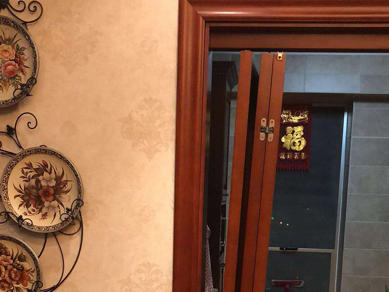 合頁推拉門維修：1、取一個邊框和下封，用固定螺絲固定 2、把固定好的邊框放置地上，然后把移門板排列在邊框上面 3、取另外一根邊框卡入排列好的移門板上，用螺絲固定下封和邊框 4、卡入上封，用螺絲固定，同時固定好上滑 5、上下螺絲都固定好后，用牽引螺絲把下滑固定在下封內(nèi)，完成安裝 6、注意：安裝下滑的時候，滑彈片是往里的。