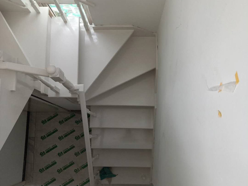 樓梯改色維修：木樓梯刷漆流程也是比較簡(jiǎn)單的,我覺得還是很不錯(cuò)的,先用砂布打磨一遍,然后清除灰塵、刷底漆、打磨、刷面漆。每刷一遍漆以后,都要用砂布打磨,最后的一遍油漆不要打磨的。