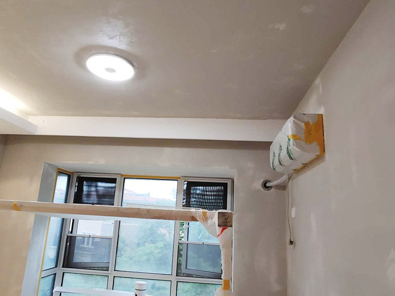 墻面翻新裝修：首先在做翻新的時候一定要把之前的墻面給處理干凈，粉化嚴(yán)重的一定要鏟除干凈。由于之前的墻面有刷過油漆和乳膠漆，所在做完鏟除后一定要做打磨處理，將原來墻體上的結(jié)實(shí)的表皮及浮沉全部清理掉，如果說墻體出現(xiàn)小部分的凹陷以及裂縫的話可以用膩?zhàn)由晕⑻钛a(bǔ)一下。 清理干凈的墻面一定要刷一道底漆，墻面底漆的主要作用就是抗堿防潮、封固基材、保護(hù)面漆、提高面漆的質(zhì)量以及遮蓋力。尤其是對老房子進(jìn)行翻新的時候底漆是特別的重要，如果說是直接的上面漆的話墻面就很容易起泡發(fā)霉，時間不久后就會再一次出現(xiàn)脫落現(xiàn)象，不能重蹈覆轍。在修補(bǔ)的過程中要是沒有做到全面，并且上漆過程已經(jīng)做了的話那就會顯得相當(dāng)?shù)穆闊?，上漆工程完成后的話再對沒有修補(bǔ)到的地方進(jìn)行修補(bǔ)的話就會很難達(dá)到預(yù)想效果。 在上面漆之前要裝油漆按照漆桶的說明配比及涂刷，要準(zhǔn)備足夠的量，保證顏色的相同，不要因?yàn)榱可偃绷亢髞磉M(jìn)行后補(bǔ)，這樣很容易發(fā)生色差的問題。刷面漆時要選擇質(zhì)量好的刷漆滾筒，這樣刷出來的質(zhì)地才會更加的均勻好看。刷完漆之后要注意通風(fēng)問題，因?yàn)橄♂寗┲械亩妆匠煞謺c乳膠漆中的成分發(fā)生化學(xué)反應(yīng)導(dǎo)致墻面泛黃。