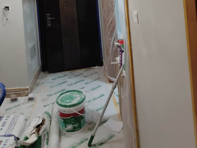 墻面翻新裝修：首先在做翻新的時候一定要把之前的墻面給處理干凈，粉化嚴(yán)重的一定要鏟除干凈。由于之前的墻面有刷過油漆和乳膠漆，所在做完鏟除后一定要做打磨處理，將原來墻體上的結(jié)實(shí)的表皮及浮沉全部清理掉，如果說墻體出現(xiàn)小部分的凹陷以及裂縫的話可以用膩?zhàn)由晕⑻钛a(bǔ)一下。 清理干凈的墻面一定要刷一道底漆，墻面底漆的主要作用就是抗堿防潮、封固基材、保護(hù)面漆、提高面漆的質(zhì)量以及遮蓋力。尤其是對老房子進(jìn)行翻新的時候底漆是特別的重要，如果說是直接的上面漆的話墻面就很容易起泡發(fā)霉，時間不久后就會再一次出現(xiàn)脫落現(xiàn)象，不能重蹈覆轍。在修補(bǔ)的過程中要是沒有做到全面，并且上漆過程已經(jīng)做了的話那就會顯得相當(dāng)?shù)穆闊?，上漆工程完成后的話再對沒有修補(bǔ)到的地方進(jìn)行修補(bǔ)的話就會很難達(dá)到預(yù)想效果。 在上面漆之前要裝油漆按照漆桶的說明配比及涂刷，要準(zhǔn)備足夠的量，保證顏色的相同，不要因?yàn)榱可偃绷亢髞磉M(jìn)行后補(bǔ)，這樣很容易發(fā)生色差的問題。刷面漆時要選擇質(zhì)量好的刷漆滾筒，這樣刷出來的質(zhì)地才會更加的均勻好看。刷完漆之后要注意通風(fēng)問題，因?yàn)橄♂寗┲械亩妆匠煞謺c乳膠漆中的成分發(fā)生化學(xué)反應(yīng)導(dǎo)致墻面泛黃。