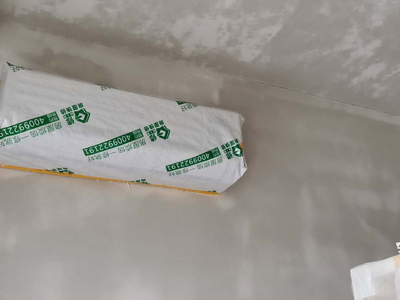 墻面翻新裝修：首先在做翻新的時候一定要把之前的墻面給處理干凈，粉化嚴(yán)重的一定要鏟除干凈。由于之前的墻面有刷過油漆和乳膠漆，所在做完鏟除后一定要做打磨處理，將原來墻體上的結(jié)實(shí)的表皮及浮沉全部清理掉，如果說墻體出現(xiàn)小部分的凹陷以及裂縫的話可以用膩?zhàn)由晕⑻钛a(bǔ)一下。 清理干凈的墻面一定要刷一道底漆，墻面底漆的主要作用就是抗堿防潮、封固基材、保護(hù)面漆、提高面漆的質(zhì)量以及遮蓋力。尤其是對老房子進(jìn)行翻新的時候底漆是特別的重要，如果說是直接的上面漆的話墻面就很容易起泡發(fā)霉，時間不久后就會再一次出現(xiàn)脫落現(xiàn)象，不能重蹈覆轍。在修補(bǔ)的過程中要是沒有做到全面，并且上漆過程已經(jīng)做了的話那就會顯得相當(dāng)?shù)穆闊?，上漆工程完成后的話再對沒有修補(bǔ)到的地方進(jìn)行修補(bǔ)的話就會很難達(dá)到預(yù)想效果。 在上面漆之前要裝油漆按照漆桶的說明配比及涂刷，要準(zhǔn)備足夠的量，保證顏色的相同，不要因?yàn)榱可偃绷亢髞磉M(jìn)行后補(bǔ)，這樣很容易發(fā)生色差的問題。刷面漆時要選擇質(zhì)量好的刷漆滾筒，這樣刷出來的質(zhì)地才會更加的均勻好看。刷完漆之后要注意通風(fēng)問題，因?yàn)橄♂寗┲械亩妆匠煞謺c乳膠漆中的成分發(fā)生化學(xué)反應(yīng)導(dǎo)致墻面泛黃。