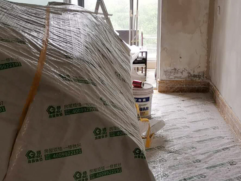 墻面翻新裝修：首先在做翻新的時候一定要把之前的墻面給處理干凈，粉化嚴(yán)重的一定要鏟除干凈。由于之前的墻面有刷過油漆和乳膠漆，所在做完鏟除后一定要做打磨處理，將原來墻體上的結(jié)實(shí)的表皮及浮沉全部清理掉，如果說墻體出現(xiàn)小部分的凹陷以及裂縫的話可以用膩?zhàn)由晕⑻钛a(bǔ)一下。 清理干凈的墻面一定要刷一道底漆，墻面底漆的主要作用就是抗堿防潮、封固基材、保護(hù)面漆、提高面漆的質(zhì)量以及遮蓋力。尤其是對老房子進(jìn)行翻新的時候底漆是特別的重要，如果說是直接的上面漆的話墻面就很容易起泡發(fā)霉，時間不久后就會再一次出現(xiàn)脫落現(xiàn)象，不能重蹈覆轍。在修補(bǔ)的過程中要是沒有做到全面，并且上漆過程已經(jīng)做了的話那就會顯得相當(dāng)?shù)穆闊?，上漆工程完成后的話再對沒有修補(bǔ)到的地方進(jìn)行修補(bǔ)的話就會很難達(dá)到預(yù)想效果。 在上面漆之前要裝油漆按照漆桶的說明配比及涂刷，要準(zhǔn)備足夠的量，保證顏色的相同，不要因?yàn)榱可偃绷亢髞磉M(jìn)行后補(bǔ)，這樣很容易發(fā)生色差的問題。刷面漆時要選擇質(zhì)量好的刷漆滾筒，這樣刷出來的質(zhì)地才會更加的均勻好看。刷完漆之后要注意通風(fēng)問題，因?yàn)橄♂寗┲械亩妆匠煞謺c乳膠漆中的成分發(fā)生化學(xué)反應(yīng)導(dǎo)致墻面泛黃。