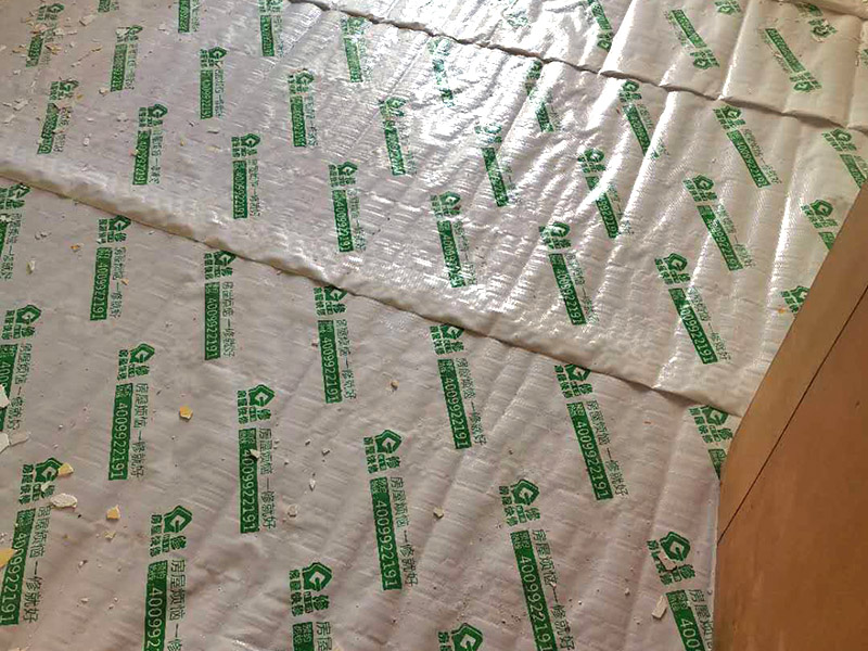 墻面翻新地板保護(hù)：舊墻面在翻新前一定要做墻面基底處理，粉化嚴(yán)重的要全部鏟除，鏟除后抹上一層白水泥，原來(lái)墻面過(guò)于光滑、刷過(guò)油漆的鏟除后還要做打磨處理，把粘結(jié)不牢的表皮去掉，便于新涂料和墻體粘結(jié)。墻面底漆的作用是抗堿防潮、封固基材、保護(hù)面漆，提高面漆的質(zhì)感和遮蓋力，對(duì)于老房翻新，墻面一定要做底漆，如果沒(méi)有刷底漆就直接上面漆的話(huà)，時(shí)間一長(zhǎng)墻面容易起泡、發(fā)霉，太陽(yáng)照曬時(shí)間長(zhǎng)了也容易變色。墻面色差是修補(bǔ)墻面時(shí)需要盡量避免的，為此，應(yīng)該注意按照油漆桶的說(shuō)明配比、涂刷，最好估算好用量，一次準(zhǔn)備足夠的量，這樣能保證墻面顏色一致，也能避免用量不足重新調(diào)配出來(lái)的顏色有差異。