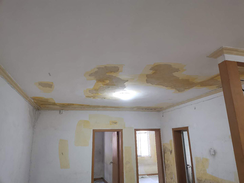 墻面翻新地板保護(hù)：舊墻面在翻新前一定要做墻面基底處理，粉化嚴(yán)重的要全部鏟除，鏟除后抹上一層白水泥，原來(lái)墻面過(guò)于光滑、刷過(guò)油漆的鏟除后還要做打磨處理，把粘結(jié)不牢的表皮去掉，便于新涂料和墻體粘結(jié)。墻面底漆的作用是抗堿防潮、封固基材、保護(hù)面漆，提高面漆的質(zhì)感和遮蓋力，對(duì)于老房翻新，墻面一定要做底漆，如果沒(méi)有刷底漆就直接上面漆的話(huà)，時(shí)間一長(zhǎng)墻面容易起泡、發(fā)霉，太陽(yáng)照曬時(shí)間長(zhǎng)了也容易變色。墻面色差是修補(bǔ)墻面時(shí)需要盡量避免的，為此，應(yīng)該注意按照油漆桶的說(shuō)明配比、涂刷，最好估算好用量，一次準(zhǔn)備足夠的量，這樣能保證墻面顏色一致，也能避免用量不足重新調(diào)配出來(lái)的顏色有差異。