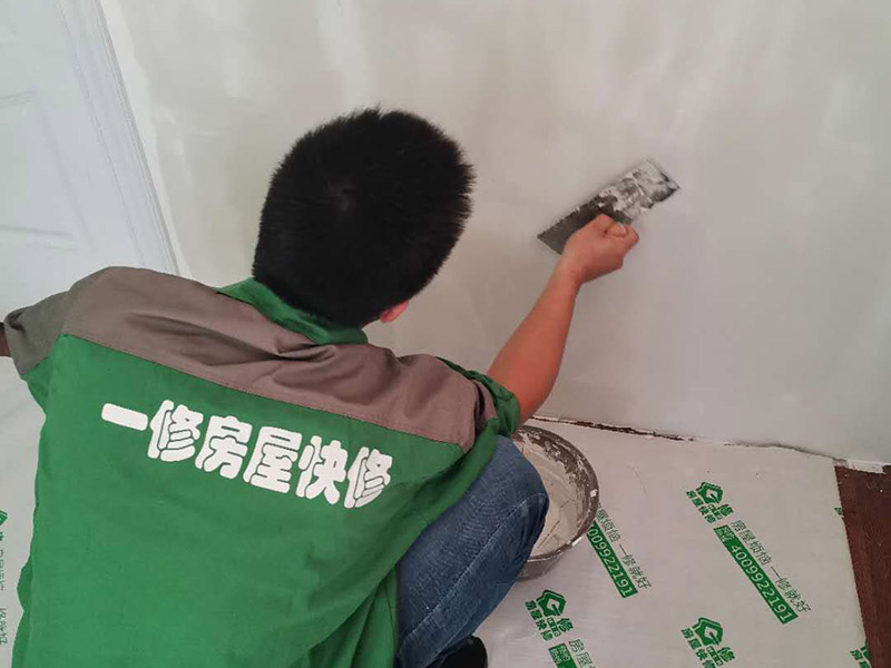 墻面刮膩子找平:第一遍刮石膏粉，好處是干得快，尤其是陰雨潮濕的天氣施工就更顯現(xiàn)其優(yōu)點。石膏硬度好，附著力好干了不容易開裂收縮，填充力好，能堵住墻體上小 眼眼，干了后就不能再出現(xiàn)小眼眼了。而用膩子補(bǔ)干了后收縮又能看見小眼眼，如果補(bǔ)太厚了干得又慢，所以第一遍一定要刮石膏，要用全膠水。 第二遍，刮膩子，這一遍刮的重點就是找平，由于墻體不是那么平整和直順，因而就需要刮膩子來找平和找直，陽角一定要拿3米左右長的鋁合金靠尺做靠尺校直， 陰角一定需要用校直，這樣就能看見棱是棱角是角，效果就很好了。等干透了就打磨一遍，這個要求不需要太高，但必須等干了以后才能上第三遍膩子。