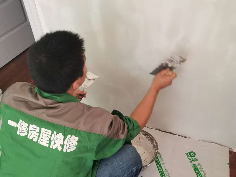 墻面刮膩子找平:第一遍刮石膏粉，好處是干得快，尤其是陰雨潮濕的天氣施工就更顯現(xiàn)其優(yōu)點。石膏硬度好，附著力好干了不容易開裂收縮，填充力好，能堵住墻體上小 眼眼，干了后就不能再出現(xiàn)小眼眼了。而用膩子補(bǔ)干了后收縮又能看見小眼眼，如果補(bǔ)太厚了干得又慢，所以第一遍一定要刮石膏，要用全膠水。 第二遍，刮膩子，這一遍刮的重點就是找平，由于墻體不是那么平整和直順，因而就需要刮膩子來找平和找直，陽角一定要拿3米左右長的鋁合金靠尺做靠尺校直， 陰角一定需要用校直，這樣就能看見棱是棱角是角，效果就很好了。等干透了就打磨一遍，這個要求不需要太高，但必須等干了以后才能上第三遍膩子。