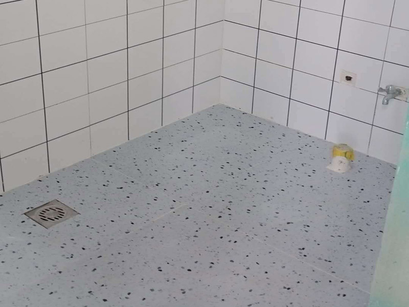 衛(wèi)生間標(biāo)線貼磚：衛(wèi)生間的防水工作流程，都是在地面用水泥砂漿找平一次，等它干透后再做防水。那些詢問做完防水能不能馬上貼瓷磚的業(yè)主，首先要搞清楚，防水不是只做一遍就可以的。一般的防水施工要做2到3遍，而且防水的順序也是有講究的，比如，要先做完墻面防水再貼墻磚，其次才可以做地面防水，再貼地磚。因?yàn)榈孛娼?jīng)常會(huì)踩來踩去，地面防水如果先做了會(huì)很容易踩壞。一般情況下，在2到3遍的防水層全部做好后，會(huì)有5到7天的固化期，所以自然的，貼瓷磚肯定是要等到這之后才能做，所以做完防水就立馬貼瓷磚，就大錯(cuò)特錯(cuò)了。