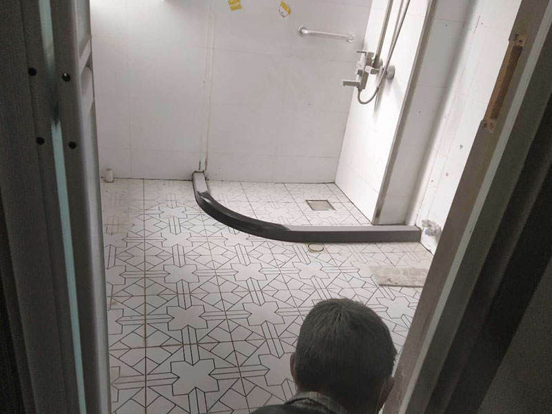 衛(wèi)生間翻新施工：其實(shí)衛(wèi)生間翻新最主要的目的，就是要更換水電，尤其是那些隱蔽性極強(qiáng)，一般埋在地下或墻壁內(nèi)的。在進(jìn)行翻新的時(shí)候，最好一并更換，不管有沒有問題，這樣都能給日后的生活帶來保障。更換完水電之后，就可以進(jìn)行瓷磚的鋪貼了。不管是地面還是墻面，都是一個(gè)比較大的工程。在衛(wèi)生間翻新前先找平地面和墻面，清楚所有雜物。然后先對(duì)墻面進(jìn)行鋪設(shè)，墻面一般多是小塊的瓷磚比較好施工。地面就要注意一些了，需要設(shè)置輔助線來進(jìn)行施工，還要注意下水管等地方，這些地方都需要低于地面高度的哦！ 最后就是防水的問題了，防水是衛(wèi)生間翻新過程中，非常需要重視的問題。在施工前最好購買好一些的防水涂料，這樣施工效果更好，而且使用壽命更久，幾年內(nèi)不會(huì)出現(xiàn)問題。值得注意的是，很多人在做防水的時(shí)候，都會(huì)忽略墻面的防水，其實(shí)墻面也需要做好防水哦！有時(shí)候會(huì)產(chǎn)生水蒸氣附著在墻面，也是會(huì)對(duì)墻面造成損害的！