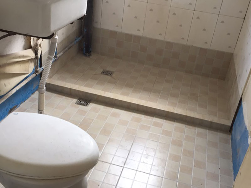 衛(wèi)生間翻新施工：其實(shí)衛(wèi)生間翻新最主要的目的，就是要更換水電，尤其是那些隱蔽性極強(qiáng)，一般埋在地下或墻壁內(nèi)的。在進(jìn)行翻新的時(shí)候，最好一并更換，不管有沒有問題，這樣都能給日后的生活帶來保障。更換完水電之后，就可以進(jìn)行瓷磚的鋪貼了。不管是地面還是墻面，都是一個(gè)比較大的工程。在衛(wèi)生間翻新前先找平地面和墻面，清楚所有雜物。然后先對(duì)墻面進(jìn)行鋪設(shè)，墻面一般多是小塊的瓷磚比較好施工。地面就要注意一些了，需要設(shè)置輔助線來進(jìn)行施工，還要注意下水管等地方，這些地方都需要低于地面高度的哦！ 最后就是防水的問題了，防水是衛(wèi)生間翻新過程中，非常需要重視的問題。在施工前最好購買好一些的防水涂料，這樣施工效果更好，而且使用壽命更久，幾年內(nèi)不會(huì)出現(xiàn)問題。值得注意的是，很多人在做防水的時(shí)候，都會(huì)忽略墻面的防水，其實(shí)墻面也需要做好防水哦！有時(shí)候會(huì)產(chǎn)生水蒸氣附著在墻面，也是會(huì)對(duì)墻面造成損害的！