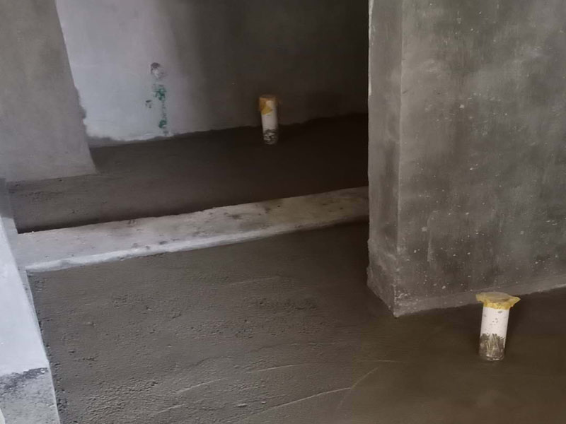衛(wèi)生間防水處理：1、刷第一遍防水涂料。施工前確保工地干凈、干燥，防水涂料要涂滿，無遺漏，與基層結(jié)合牢固，無裂紋，無氣泡，無脫落現(xiàn)象。涂刷高度一致，厚度要達(dá)到產(chǎn)品規(guī)定要求。 2、刷第二遍防水涂料。注意、第二遍防水涂料間需要有一定時(shí)間間隔，待遍涂料干透后才能進(jìn)行第二遍，具體時(shí)間視涂料而定。間隔時(shí)間太短，防水的效果會(huì)大打折扣。 3、鋪保護(hù)層。為防止之后的施工破壞防水層，需在防水涂料表面鋪上保護(hù)層。保護(hù)層要完全覆蓋防水層，無遺漏，與基層結(jié)合牢固，無裂紋，無氣泡，無脫落現(xiàn)象。 4、閉水試驗(yàn)。閉水試驗(yàn)時(shí)，地面點(diǎn)的水線不能低于2厘米，保存至少24小時(shí)，觀察無滲漏現(xiàn)象后方算合格。如有滲漏，需重做，切莫不能疏忽大意。
