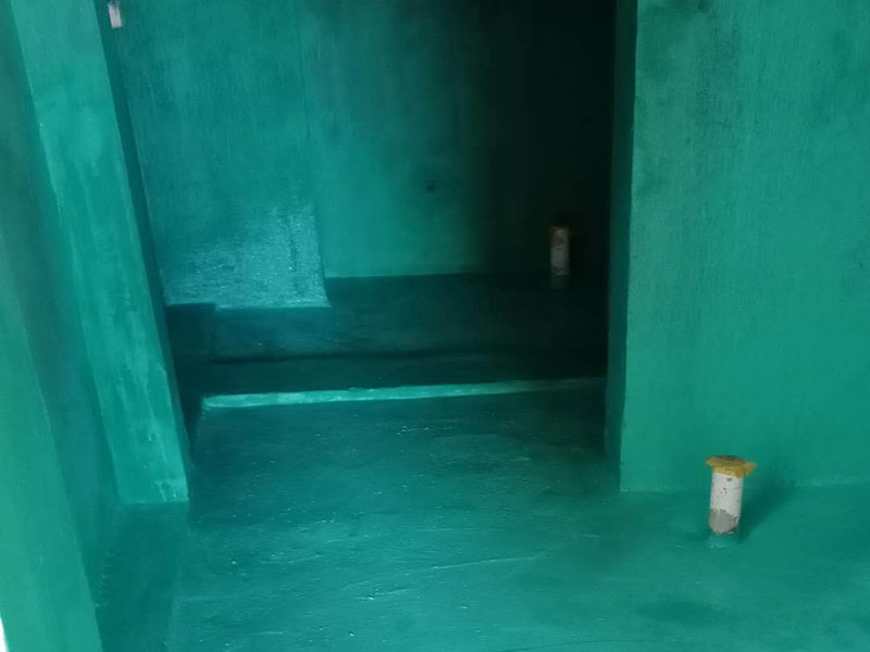 衛(wèi)生間防水處理：1、刷第一遍防水涂料。施工前確保工地干凈、干燥，防水涂料要涂滿，無遺漏，與基層結(jié)合牢固，無裂紋，無氣泡，無脫落現(xiàn)象。涂刷高度一致，厚度要達(dá)到產(chǎn)品規(guī)定要求。 2、刷第二遍防水涂料。注意、第二遍防水涂料間需要有一定時(shí)間間隔，待遍涂料干透后才能進(jìn)行第二遍，具體時(shí)間視涂料而定。間隔時(shí)間太短，防水的效果會(huì)大打折扣。 3、鋪保護(hù)層。為防止之后的施工破壞防水層，需在防水涂料表面鋪上保護(hù)層。保護(hù)層要完全覆蓋防水層，無遺漏，與基層結(jié)合牢固，無裂紋，無氣泡，無脫落現(xiàn)象。 4、閉水試驗(yàn)。閉水試驗(yàn)時(shí)，地面點(diǎn)的水線不能低于2厘米，保存至少24小時(shí)，觀察無滲漏現(xiàn)象后方算合格。如有滲漏，需重做，切莫不能疏忽大意。