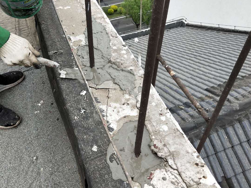 屋頂管道防水維修：1.清洗原地面,待干;2.做防水層。用材不是重要的,市面上的正品材料都是好的,關(guān)鍵是做工,邊邊角角、凹凹凸凸、細(xì)縫小孔等一點都不能馬虎。若是液體材料,至少做三遍;3.封水泥沙漿,約5cm厚,保護防水層。