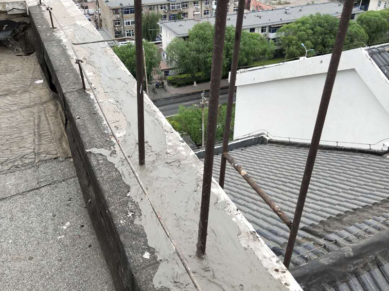 屋頂管道防水維修：1.清洗原地面,待干;2.做防水層。用材不是重要的,市面上的正品材料都是好的,關(guān)鍵是做工,邊邊角角、凹凹凸凸、細(xì)縫小孔等一點都不能馬虎。若是液體材料,至少做三遍;3.封水泥沙漿,約5cm厚,保護防水層。