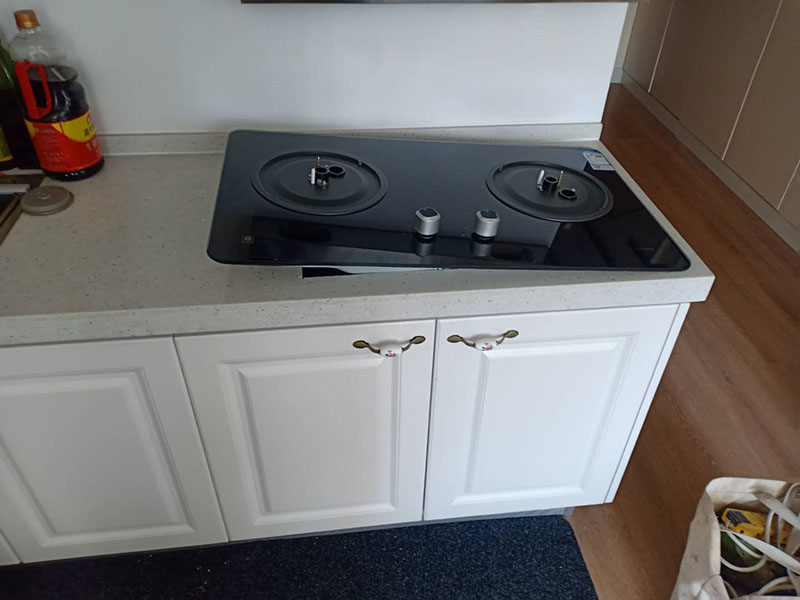 櫥柜臺(tái)面切割,灶具安裝：在灶臺(tái)上開(kāi)一個(gè)燃?xì)庠畎惭b孔 ( 具體尺寸按開(kāi)孔模紙板 ); 在櫥柜上的正前方留通風(fēng)口，通風(fēng)面積按說(shuō)明書的要求 ; 通風(fēng)口要確保灶具底部空氣流通，切勿堵塞 ; 如果所購(gòu)買的是嵌入式燃?xì)庠钋也捎秒娒}圣萊雅沖點(diǎn)火方式時(shí)，則在使用前要檢查灶具是否安裝有電池，若未裝電池，則按說(shuō)明書把電池裝上，電池的正負(fù)極不能裝反，如果該灶具采用嵌入式安裝，則安裝步驟如下：灶具底部需有 400mm 以上的自由空間，不可密封，不可放置氣瓶 ; 開(kāi)孔后，用膠管將灶具和氣源相連，并用管夾夾緊膠管，將灶具放置好，即可使用。