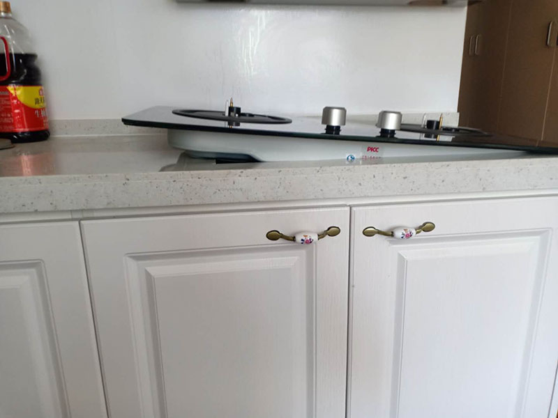 櫥柜臺(tái)面切割,灶具安裝：在灶臺(tái)上開(kāi)一個(gè)燃?xì)庠畎惭b孔 ( 具體尺寸按開(kāi)孔模紙板 ); 在櫥柜上的正前方留通風(fēng)口，通風(fēng)面積按說(shuō)明書的要求 ; 通風(fēng)口要確保灶具底部空氣流通，切勿堵塞 ; 如果所購(gòu)買的是嵌入式燃?xì)庠钋也捎秒娒}圣萊雅沖點(diǎn)火方式時(shí)，則在使用前要檢查灶具是否安裝有電池，若未裝電池，則按說(shuō)明書把電池裝上，電池的正負(fù)極不能裝反，如果該灶具采用嵌入式安裝，則安裝步驟如下：灶具底部需有 400mm 以上的自由空間，不可密封，不可放置氣瓶 ; 開(kāi)孔后，用膠管將灶具和氣源相連，并用管夾夾緊膠管，將灶具放置好，即可使用。