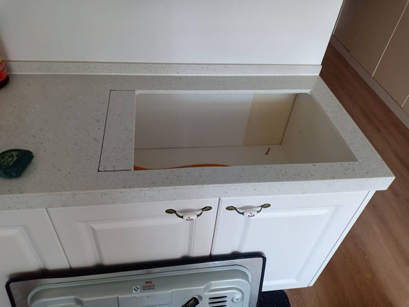 櫥柜臺(tái)面切割,灶具安裝：在灶臺(tái)上開(kāi)一個(gè)燃?xì)庠畎惭b孔 ( 具體尺寸按開(kāi)孔模紙板 ); 在櫥柜上的正前方留通風(fēng)口，通風(fēng)面積按說(shuō)明書的要求 ; 通風(fēng)口要確保灶具底部空氣流通，切勿堵塞 ; 如果所購(gòu)買的是嵌入式燃?xì)庠钋也捎秒娒}圣萊雅沖點(diǎn)火方式時(shí)，則在使用前要檢查灶具是否安裝有電池，若未裝電池，則按說(shuō)明書把電池裝上，電池的正負(fù)極不能裝反，如果該灶具采用嵌入式安裝，則安裝步驟如下：灶具底部需有 400mm 以上的自由空間，不可密封，不可放置氣瓶 ; 開(kāi)孔后，用膠管將灶具和氣源相連，并用管夾夾緊膠管，將灶具放置好，即可使用。