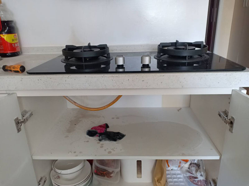 櫥柜臺(tái)面切割,灶具安裝：在灶臺(tái)上開(kāi)一個(gè)燃?xì)庠畎惭b孔 ( 具體尺寸按開(kāi)孔模紙板 ); 在櫥柜上的正前方留通風(fēng)口，通風(fēng)面積按說(shuō)明書的要求 ; 通風(fēng)口要確保灶具底部空氣流通，切勿堵塞 ; 如果所購(gòu)買的是嵌入式燃?xì)庠钋也捎秒娒}圣萊雅沖點(diǎn)火方式時(shí)，則在使用前要檢查灶具是否安裝有電池，若未裝電池，則按說(shuō)明書把電池裝上，電池的正負(fù)極不能裝反，如果該灶具采用嵌入式安裝，則安裝步驟如下：灶具底部需有 400mm 以上的自由空間，不可密封，不可放置氣瓶 ; 開(kāi)孔后，用膠管將灶具和氣源相連，并用管夾夾緊膠管，將灶具放置好，即可使用。