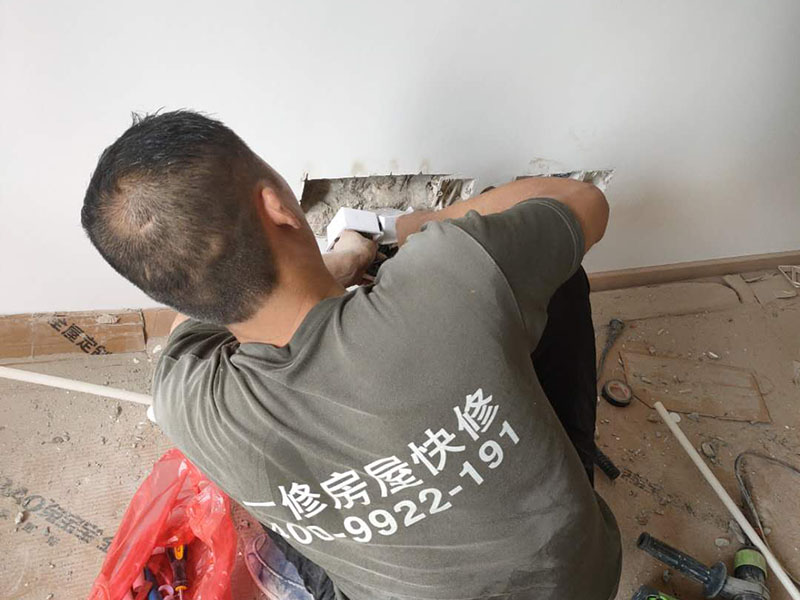 插座面板安裝:1.首先插座的導(dǎo)線安裝上需要注意，電源導(dǎo)線需要使用銅線橫截面，布線時(shí)一定要遵循&ldquo;火線進(jìn)開關(guān)，零線進(jìn)燈頭&rdquo;的原則，還要在插座上設(shè)漏電保護(hù)裝置。 2.先確定好各個(gè)插座需要安裝的位置，在日后電器使用來決定。一般明裝距離地面最好不低于1.8米，暗裝距離地面不低于 0.3米，廚房和衛(wèi)生間的插座應(yīng)在1.5米以上，空調(diào)插座至少要在2米以上。 3.臥室床頭多做二插，廚衛(wèi)多做三插。 4.要是日后是用來使用空調(diào)、冰箱、抽油煙機(jī)等大功率電器，那么就需要使用獨(dú)立插座，超負(fù)荷運(yùn)行，易引起火災(zāi)。三孔插座的地線一定要接，不可以讓之形同虛設(shè)，不然一旦漏電，會(huì)導(dǎo)致觸電。多設(shè)幾個(gè)回路，防止一個(gè)短路全房間用電癱瘓。 5.需要暗裝用插座外盒框畫出框架，然后按照畫出的框架線挖坑，深度與插座厚度相當(dāng)。