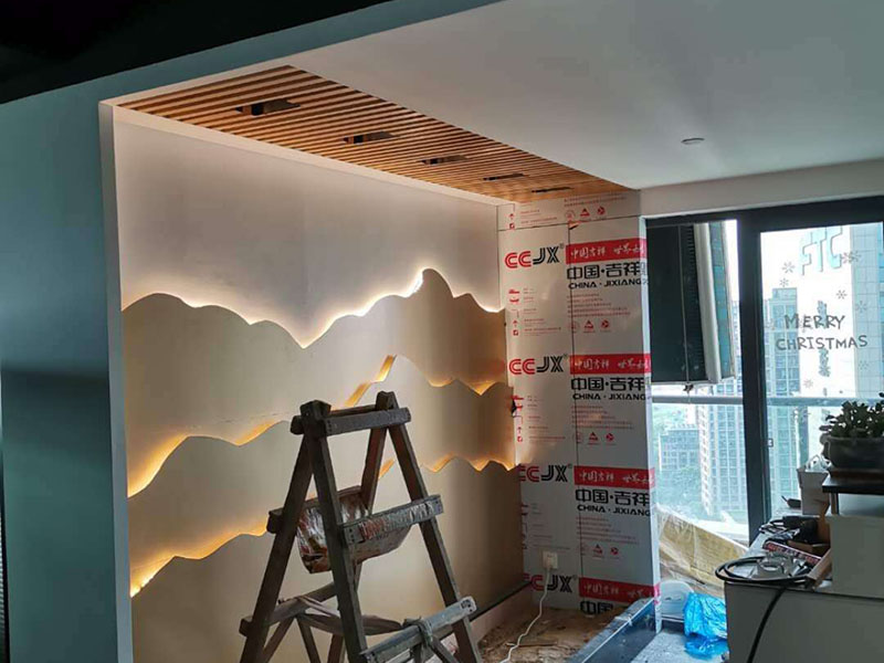 門店背景墻裝修：清掃基層、填補縫隙&rarr;石膏板面接縫處貼接縫帶、補膩子、磨砂紙&rarr;滿刮膩子、磨平&rarr;涂刷防潮劑&rarr;涂刷底膠&rarr;墻面彈線&rarr;壁紙浸水&rarr;壁紙、基層涂刷粘結劑&rarr;墻紙裁紙、刷膠&rarr;上墻裱貼、拼縫、搭接、對花&rarr;趕壓膠粘劑氣泡&rarr;擦凈膠水&rarr;修整。