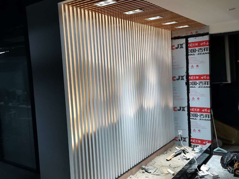 門店背景墻裝修：清掃基層、填補縫隙&rarr;石膏板面接縫處貼接縫帶、補膩子、磨砂紙&rarr;滿刮膩子、磨平&rarr;涂刷防潮劑&rarr;涂刷底膠&rarr;墻面彈線&rarr;壁紙浸水&rarr;壁紙、基層涂刷粘結劑&rarr;墻紙裁紙、刷膠&rarr;上墻裱貼、拼縫、搭接、對花&rarr;趕壓膠粘劑氣泡&rarr;擦凈膠水&rarr;修整。