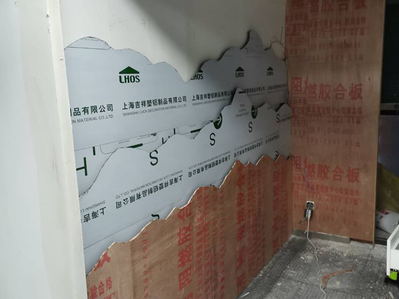 門店背景墻裝修：清掃基層、填補縫隙&rarr;石膏板面接縫處貼接縫帶、補膩子、磨砂紙&rarr;滿刮膩子、磨平&rarr;涂刷防潮劑&rarr;涂刷底膠&rarr;墻面彈線&rarr;壁紙浸水&rarr;壁紙、基層涂刷粘結劑&rarr;墻紙裁紙、刷膠&rarr;上墻裱貼、拼縫、搭接、對花&rarr;趕壓膠粘劑氣泡&rarr;擦凈膠水&rarr;修整。