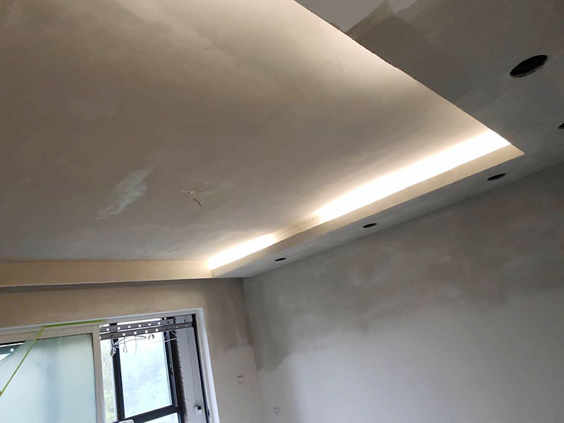 全屋墻面翻新：舊墻的基本處理bai包括清理舊墻面原有的乳膠du漆和膩?zhàn)訉拥溺P除、木zhi裝修、其他表面裝飾物（如壁紙）的拆除，如果只是裝修了一兩年的墻面，墻面的膩?zhàn)涌梢圆挥苗P除，用鋼刷和砂紙打磨墻面后就可以重新涂刷乳膠漆，如果裝修時(shí)間較長(zhǎng)的就需要將膩?zhàn)訉隅P除后再進(jìn)行后續(xù)工序。切記舊墻面一定要進(jìn)行處理，不能直接涂刷，粉化嚴(yán)重的墻面要鏟除后，抹上一層白水泥，再進(jìn)行涂刷。 墻面涂刷底漆的作用是抗堿防潮、封固基材、保護(hù)面漆，提高面漆的質(zhì)感和遮蓋力。如果沒(méi)有刷底漆就直接上面漆的話(huà)，時(shí)間一長(zhǎng)墻面就容易起泡、發(fā)霉，經(jīng)陽(yáng)光長(zhǎng)時(shí)間照射也會(huì)發(fā)生墻面變色的情況。