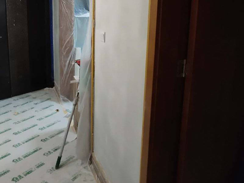 全屋墻面翻新：舊墻的基本處理bai包括清理舊墻面原有的乳膠du漆和膩?zhàn)訉拥溺P除、木zhi裝修、其他表面裝飾物（如壁紙）的拆除，如果只是裝修了一兩年的墻面，墻面的膩?zhàn)涌梢圆挥苗P除，用鋼刷和砂紙打磨墻面后就可以重新涂刷乳膠漆，如果裝修時(shí)間較長(zhǎng)的就需要將膩?zhàn)訉隅P除后再進(jìn)行后續(xù)工序。切記舊墻面一定要進(jìn)行處理，不能直接涂刷，粉化嚴(yán)重的墻面要鏟除后，抹上一層白水泥，再進(jìn)行涂刷。 墻面涂刷底漆的作用是抗堿防潮、封固基材、保護(hù)面漆，提高面漆的質(zhì)感和遮蓋力。如果沒(méi)有刷底漆就直接上面漆的話(huà)，時(shí)間一長(zhǎng)墻面就容易起泡、發(fā)霉，經(jīng)陽(yáng)光長(zhǎng)時(shí)間照射也會(huì)發(fā)生墻面變色的情況。