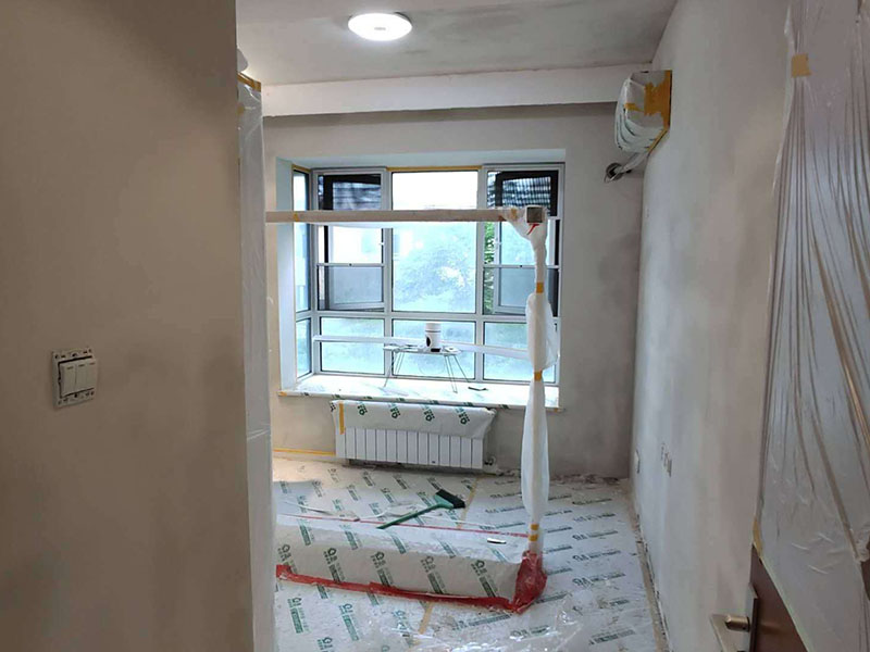 全屋墻面翻新：舊墻的基本處理bai包括清理舊墻面原有的乳膠du漆和膩?zhàn)訉拥溺P除、木zhi裝修、其他表面裝飾物（如壁紙）的拆除，如果只是裝修了一兩年的墻面，墻面的膩?zhàn)涌梢圆挥苗P除，用鋼刷和砂紙打磨墻面后就可以重新涂刷乳膠漆，如果裝修時(shí)間較長(zhǎng)的就需要將膩?zhàn)訉隅P除后再進(jìn)行后續(xù)工序。切記舊墻面一定要進(jìn)行處理，不能直接涂刷，粉化嚴(yán)重的墻面要鏟除后，抹上一層白水泥，再進(jìn)行涂刷。 墻面涂刷底漆的作用是抗堿防潮、封固基材、保護(hù)面漆，提高面漆的質(zhì)感和遮蓋力。如果沒(méi)有刷底漆就直接上面漆的話(huà)，時(shí)間一長(zhǎng)墻面就容易起泡、發(fā)霉，經(jīng)陽(yáng)光長(zhǎng)時(shí)間照射也會(huì)發(fā)生墻面變色的情況。