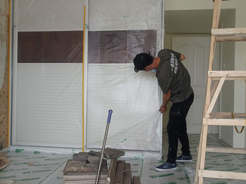 家具地板保護(hù)：在進(jìn)行家居裝修的過程中，首先完成的就是地面的鋪設(shè)。因此，我們?cè)谶M(jìn)行其余施工時(shí)一定要注意對(duì)剛鋪好的地板進(jìn)行保護(hù)。而在裝修時(shí)灰塵是一定避免不了的，為了防止嶄新的地板被沾染灰塵以及施工團(tuán)隊(duì)人員等的腳印，最好先在地板上鋪一層防塵布等作為保護(hù)膜。除此之外，還是要在一天裝修結(jié)束后的時(shí)間里對(duì)防塵布等進(jìn)行灰塵的清除和家居保養(yǎng)工作，特別是灰塵堆積過厚的地方，以免將來裝修結(jié)束后因?yàn)榛覊m過多清理時(shí)意外污染地板。