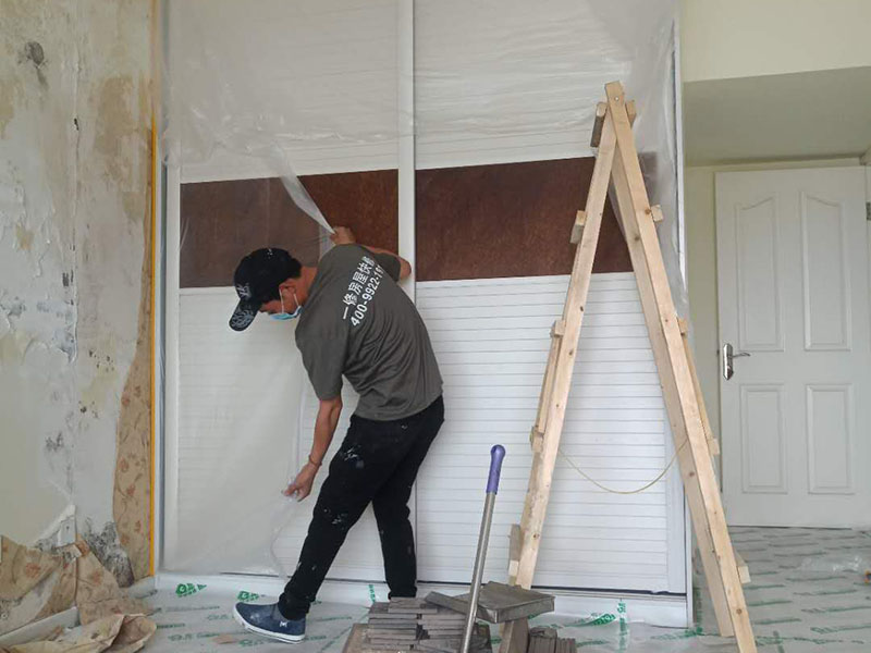 家具地板保護(hù)：在進(jìn)行家居裝修的過程中，首先完成的就是地面的鋪設(shè)。因此，我們?cè)谶M(jìn)行其余施工時(shí)一定要注意對(duì)剛鋪好的地板進(jìn)行保護(hù)。而在裝修時(shí)灰塵是一定避免不了的，為了防止嶄新的地板被沾染灰塵以及施工團(tuán)隊(duì)人員等的腳印，最好先在地板上鋪一層防塵布等作為保護(hù)膜。除此之外，還是要在一天裝修結(jié)束后的時(shí)間里對(duì)防塵布等進(jìn)行灰塵的清除和家居保養(yǎng)工作，特別是灰塵堆積過厚的地方，以免將來裝修結(jié)束后因?yàn)榛覊m過多清理時(shí)意外污染地板。